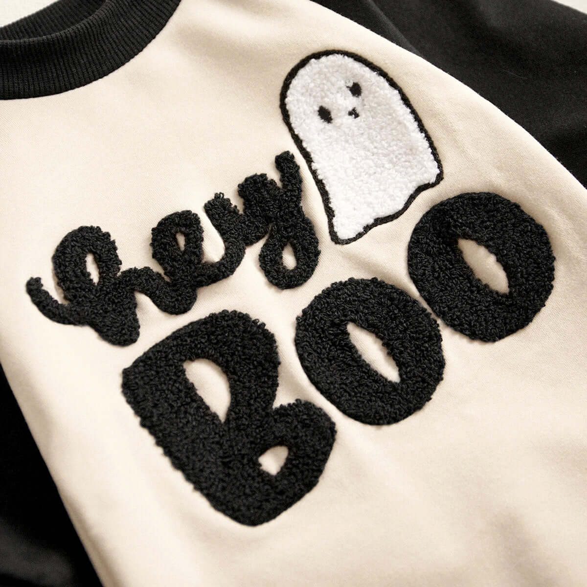 "Hey Boo! Halloween long sleeve romper with ghost embroidery for newborns and infants, perfect for trick-or-treating fun and coziness."