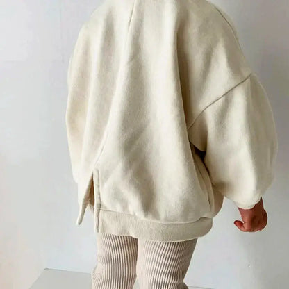 Cozy cream "Je Mange Des Muffin" sweatshirt for toddlers, perfect for ages 18M-6Y, featuring a playful design for little muffin lovers.