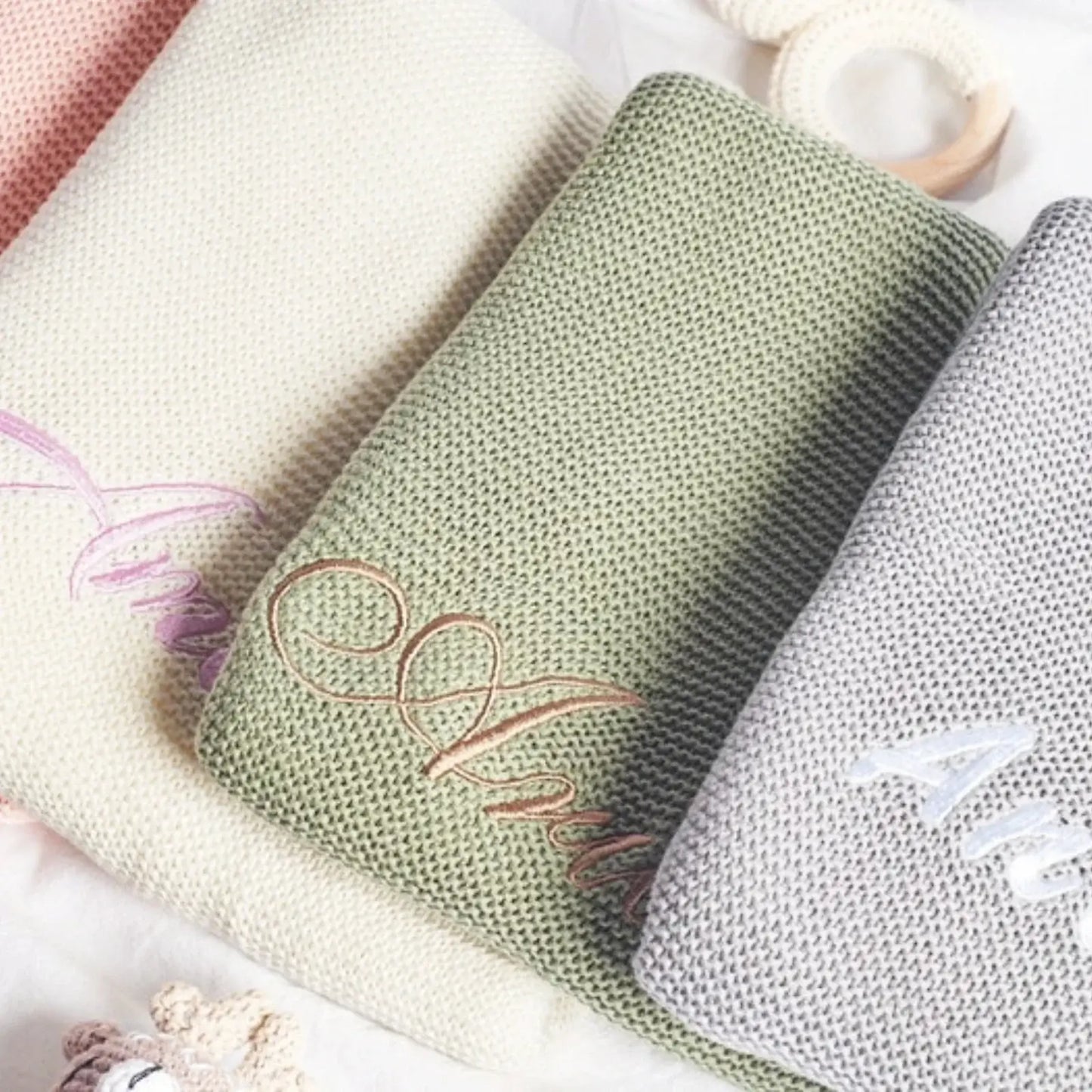 Soft cotton personalized baby blankets in pastel colors, featuring elegant embroidery for a cozy and unique gift.