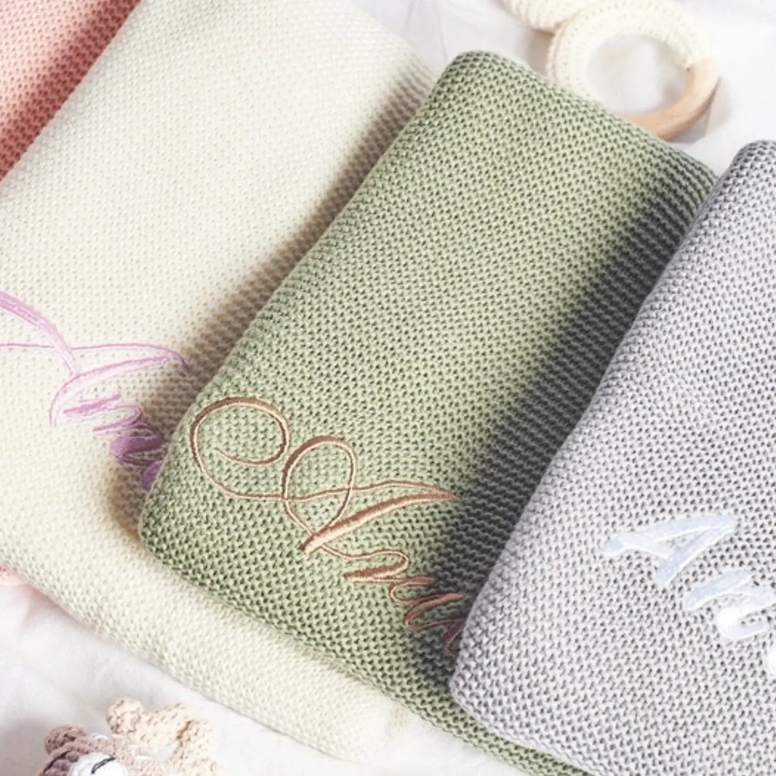 Soft cotton personalized baby blankets in pastel colors, featuring elegant embroidery for a cozy and unique gift.