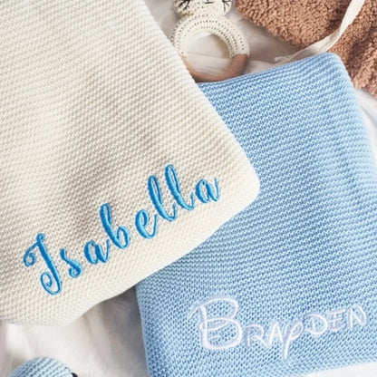 Personalized baby blankets in cream and blue, featuring embroidered names for a unique, cozy touch. Perfect for babies!